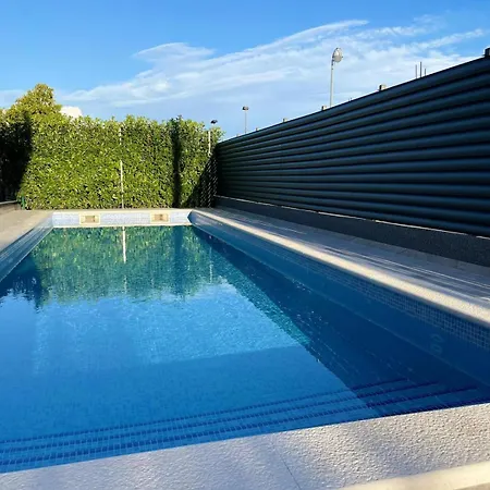 דירה Two Bedroom Karmen With Pool