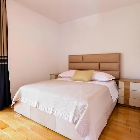 דירה Two Bedroom Karmen With Pool *