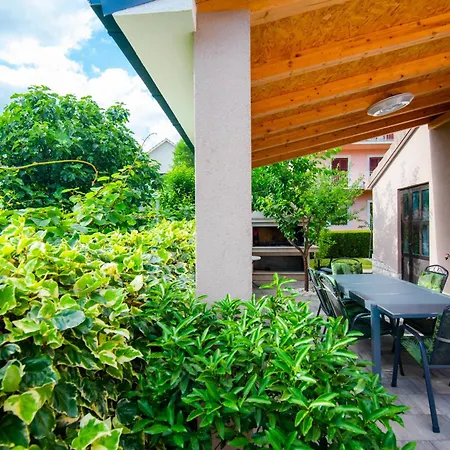 דירה Two Bedroom Karmen With Pool