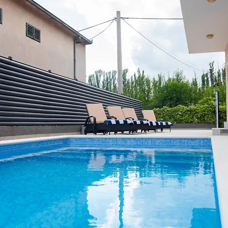 Two Bedroom Karmen With Pool דירה *