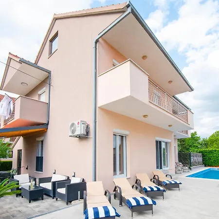 Two Bedroom Karmen With Pool דירה *