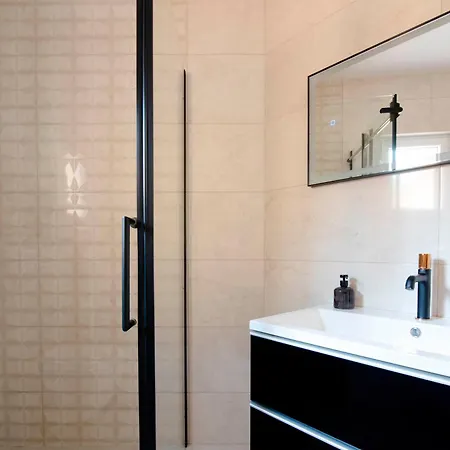 דירה Two Bedroom Karmen With Pool