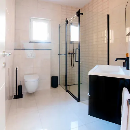 Two Bedroom Karmen With Pool דירה