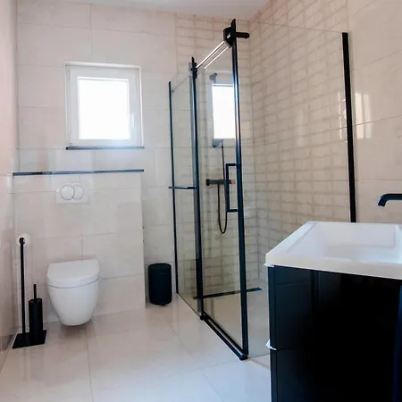 דירה Two Bedroom Karmen With Pool